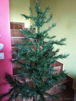 Vánoční stromek starší , možná, že i chybí větvička, stojáne