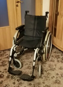 Invalidní vozik skládací mechanický repasovaný, brzdy.