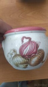 Stará keramická nádoba na cibuli, česnek...