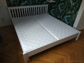 Manželská postel 180x200 s roštem a matrací. Bílá