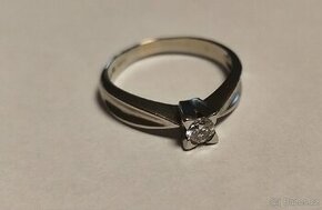 Zlatý 18k prsten s diamantem a certifikátem.