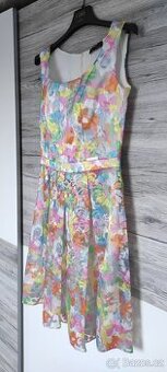 🌸 Elegantní květinové šaty – nové s visačkou (velikost 38)