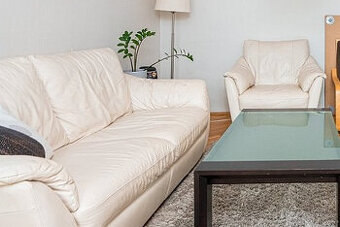SLEVA - bílá (krémová) kožená sedačka ikea + kožené křeslo