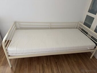 Postel s matrací a roštěm Ikea