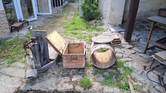 prodám starou decimalku, sud a truhlu - 1