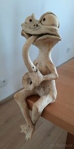 Keramická figurka sedící žabí saxofonista