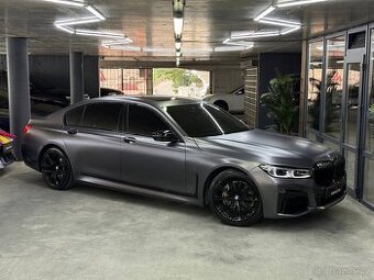 BMW 740i