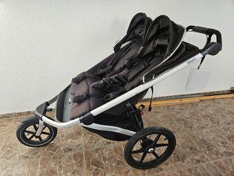 Kočárek Thule Urban Glide 2 pro dvojčata s fusaky.