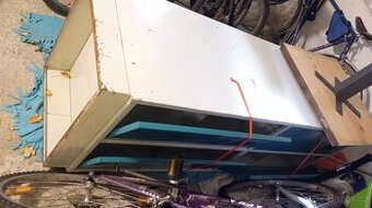 Stará školní skříňka