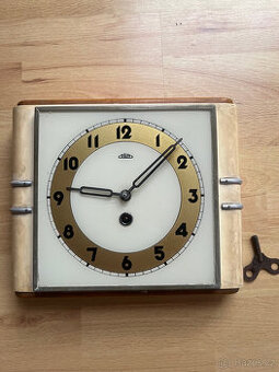 nástěnné hodiny Prim