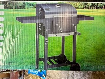 Nový zahradní gril na uhlí