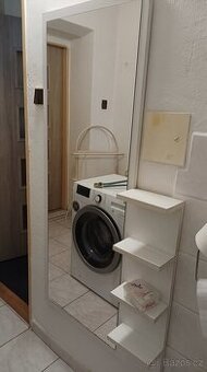 Velké zrcadlo s poličkami