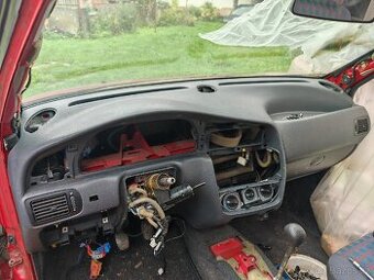 Palubní deska s kastlikem a mřížkami topení z Fiat Strada