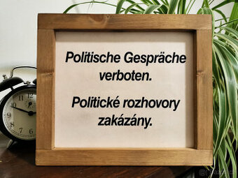 Cedulka v dřevěném rámečku - Politické rozhovory zakázány