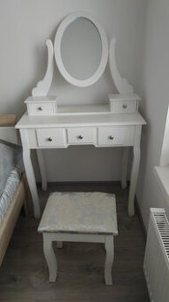 Toaletní stolek se zrcadlem a stoličkou