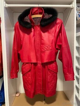 Červený kožený kabát