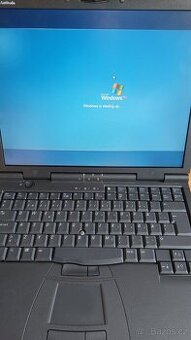 Dell Latitude (cca rok 2000) – retro notebook + CD a disket.
