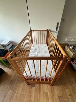 Dětská postýlka dřevěná, s posuvnou bočnicí a matrací