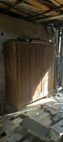 Dřevěná 3-dveřová šatní skříň - 1