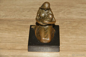 Bronzová soška - Maminka s miminkem