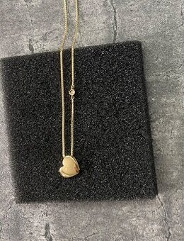 Zlatý řetízek s přívěskem a diamantem