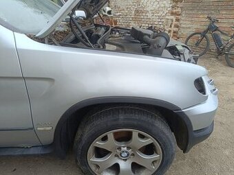 BMW X5 e53 pravý blatník titansilber