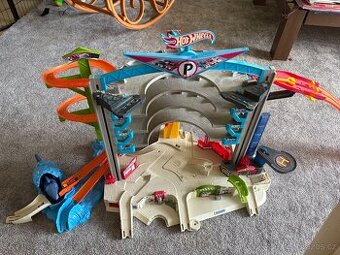 Hot Wheels Mega garáž se žralokem