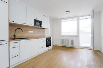 Pronájem bytu 2+kk (34 m2 + 8m2 prosklená lodžie a sklep)