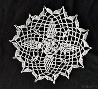 Malé ručně háčkované naškrobené bavlněné dečky