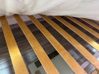 Dřevěná postel s roštem