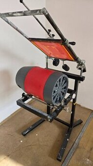 Stroj na potisk kulatých předmětů