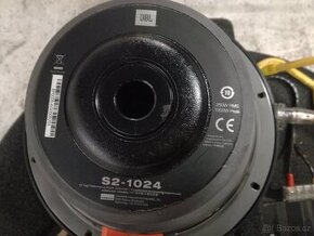 Subwoofer v bedně BMW E46