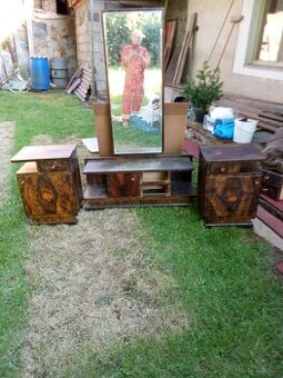 Skříně + noční stolky + stoly + topení