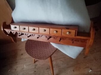 Dřevěná polička.