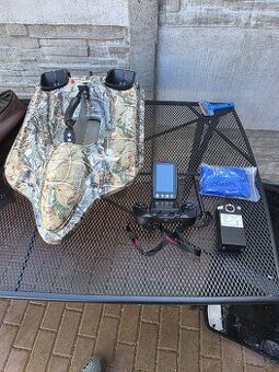 Zavážecí lodička FIGHTER PRO s GPS a ECHOLOTEM- Camo