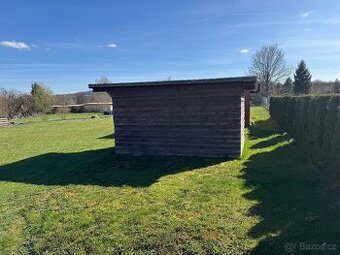 Dřevěný přístřešek