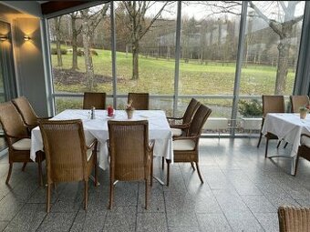 45ks ratanové židle z restaurace