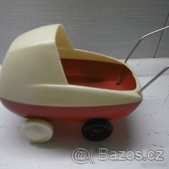 RETRO HRAČKA KOČÁREK DUBENA