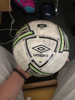 PELOTA NEO SWERVE LIGHTW Nº3 Umbro fotbalový míč