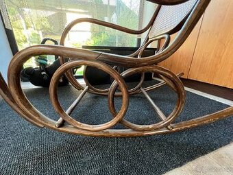 Houpací křeslo Ton Thonet masiv dřevo vypletené