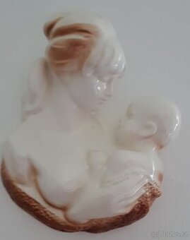 Matka s dítětem ze sádry na zeď