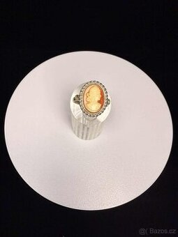 stříbrný starožitný prsten s camaieu .Váha 3,08G