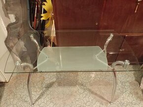 Kovový stůl se skleněnou deskou