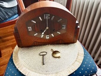 Hezké, staré bicí art Decové hodiny Junghans