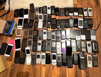 Staré telefony různých značek