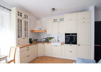 Kuchyňská linka v luxusní jasmínové barvě