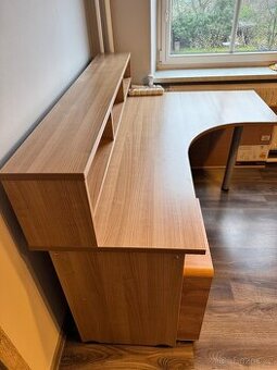 Bytelný kancelářský rohový stůl – TOP stav