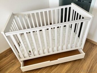 Bila postylka se suplikem a antialergickou matraci