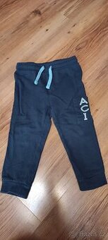Tmavě modré tepláky vel. 92