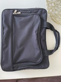 Přenosná taška na notebook(nemá dlouhé ucho přes rameno)